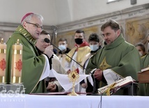 Bp Marek Mendyk symbolicznie przekazał nowemu duszpasterzowi władzę pasterską.