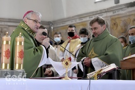 Bp Marek Mendyk symbolicznie przekazał nowemu duszpasterzowi władzę pasterską.