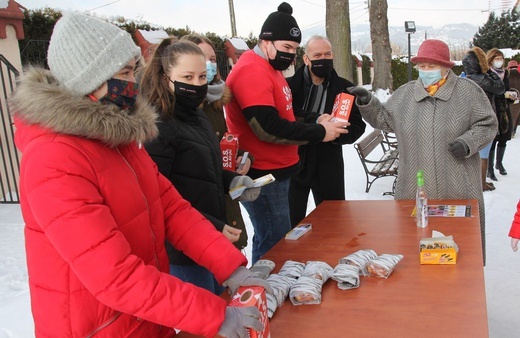 Młodzi z Międzybrodzia Bialskiego w akcji "Wyślij pączka do Afryki"