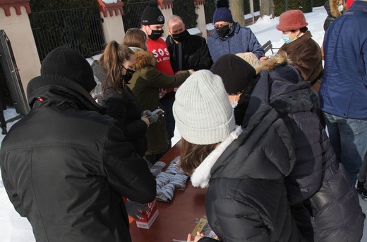 Młodzi z Międzybrodzia Bialskiego w akcji "Wyślij pączka do Afryki"