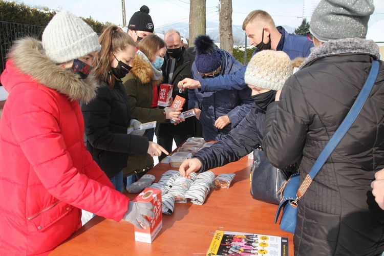 Młodzi z Międzybrodzia Bialskiego w akcji "Wyślij pączka do Afryki"