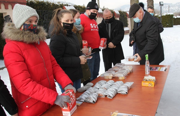 Młodzi z Międzybrodzia Bialskiego w akcji "Wyślij pączka do Afryki"