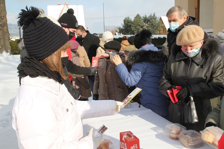 Młodzi z Międzybrodzia Bialskiego w akcji "Wyślij pączka do Afryki"