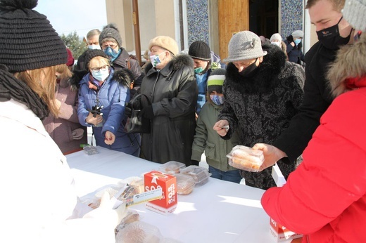 Młodzi z Międzybrodzia Bialskiego w akcji "Wyślij pączka do Afryki"