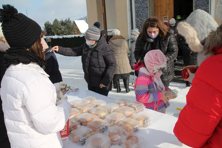 Młodzi z Międzybrodzia Bialskiego w akcji "Wyślij pączka do Afryki"