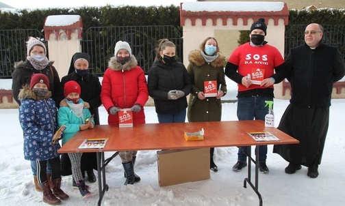 Reprezentanci Grupy Młodzieżowej z siostrą Virginą Parchoniuk i ks. proboszczem Markiem Wróblem - już po akcji, więc przy pustym stole.