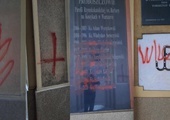 Satanistyczne symbole i pioruny. Zdewastowano kościół w parafii św. Barbary