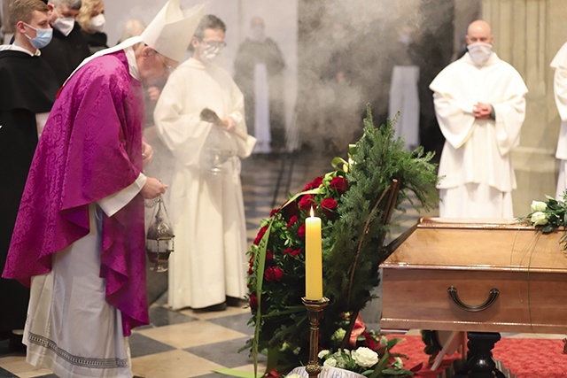 	Zasłużonego dominikanina żegnał m.in. metropolita Astany abp Tomasz Peta.