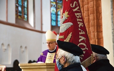 Na Mszy św. 10 lutego obecni byli przedstawiciele koszalińskiego oddziału Związku Sybiraków ze swoim sztandarem.