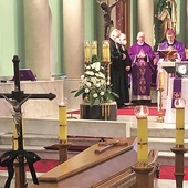 ▲	Pogrzebowej Eucharystii przewodniczył bp Roman Pindel.