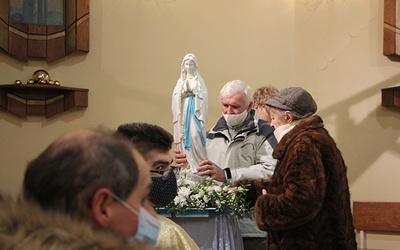 	W Żyrardowie 11 lutego wolontariusze, lekarze i rodziny pacjentów modlili się przed figurką Matki Bożej z Lourdes, przywiezioną z miejsca objawień.