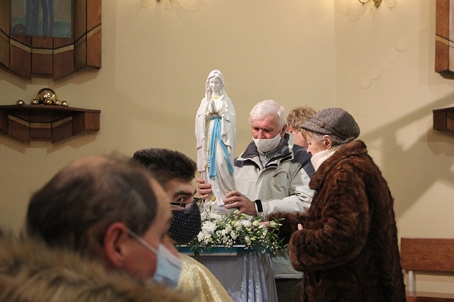 	W Żyrardowie 11 lutego wolontariusze, lekarze i rodziny pacjentów modlili się przed figurką Matki Bożej z Lourdes, przywiezioną z miejsca objawień.