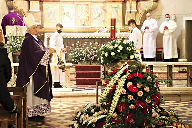 ▲	Mszy św. w intencji zmarłego przewodniczył bp Marek Szkudło, biskup pomocniczy archidiecezji katowickiej.