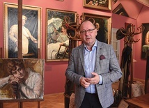 ▲	Dr Robert Ślusarek pośród obrazów i rzeczy osobistych Bolesława Barbackiego w Muzeum Okręgowym w Nowym Sączu.