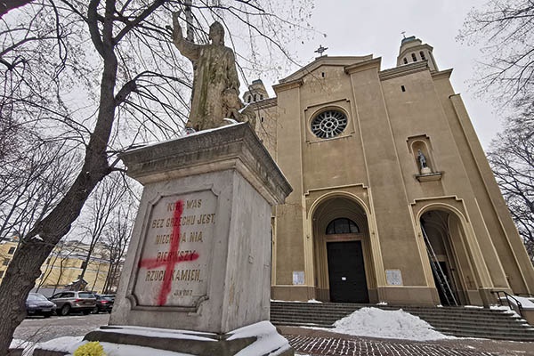 ◄	Odwrócone krzyże i symbole Strajku Kobiet namalowano  na śródmiejskim kościele w nocy z 13 na 14 lutego.