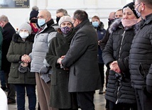 ▲	Mężowie i żony znów wyznali sobie miłość przy relikwiarzu patrona zakochanych.