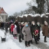 ▲	Droga pod krzyż Sybiraków. W uroczystości uczestniczyły m.in. liderki miejscowych kół sybirackich Maria Rawska i Alina Dzięgo.