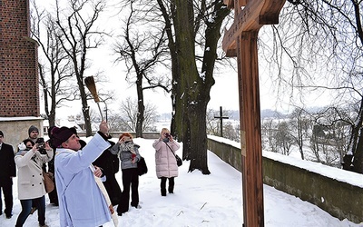 Miejsce upamiętnia osoby zmarłe na COVID-19. 