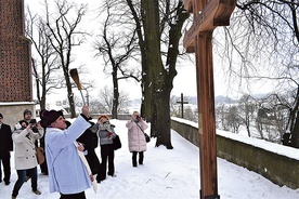 Miejsce upamiętnia osoby zmarłe na COVID-19. 