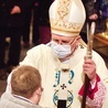 Podczas Mszy św. kapłani udzielili zebranym sakramentu namaszczenia chorych.