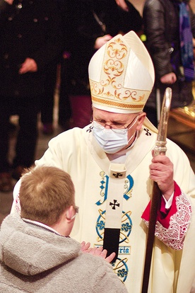 Podczas Mszy św. kapłani udzielili zebranym sakramentu namaszczenia chorych.