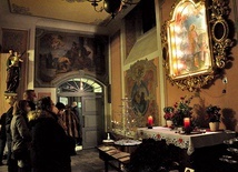 W kościele wierni modlą się przed obrazami patrona zakochanych w bocznym ołtarzu  i z tyłu świątyni oraz przed relikwiami.