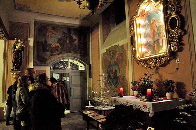 W kościele wierni modlą się przed obrazami patrona zakochanych w bocznym ołtarzu  i z tyłu świątyni oraz przed relikwiami.
