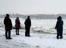 Od 8 lutego na wszystkich płockich wodowskazach był przekroczony poziom alarmowy. Niepokojący  był zwłaszcza widok  mostu Legionów  marsz. Piłsudskiego otoczonego wysoką lodową krą.