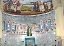 W bazylice Matki Bożej Królowej Afryki w Algierze. Nad figurą Maryi napis po francusku: „Nasza Pani Afryki, módl się za nami  i za muzułmanami” 
