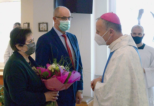W imieniu personelu medycznego i chorych nowego ordynariusza witali przedstawiciele zarządu szpitala  na radomskim Józefowie.