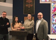 Ks. Mariusz Wilk (z lewej) i ks. Damian Fołtyn chcą, by pamięć o świętym z Wadowic była żywa.