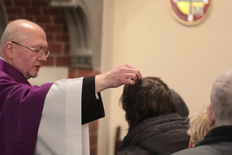 Jak powstaje popiół na Środę Popielcową?