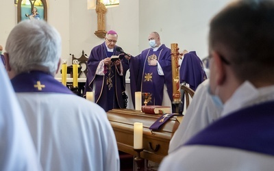 Długie lata pokornej służby. Pożegnanie ks. Piotra Ożoga