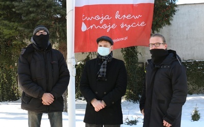 Jakub, Szymon i Rafał zachęcają do oddawania krwi.