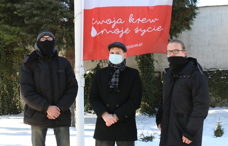 Jakub, Szymon i Rafał zachęcają do oddawania krwi.