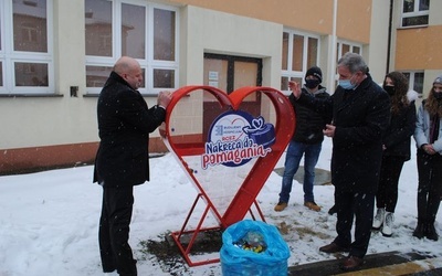 Pierwsze nakrętki wrzucili starosta Robert Bednarz i dyrektor Wacław Piędel.