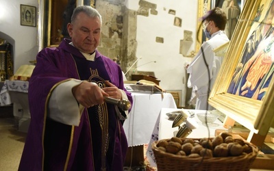 Kustosz sanktuarium w Tropiu ks. Andrzej Piórek błogosławi orzechy na pamiątkę postu św. Świerada.