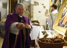 Kustosz sanktuarium w Tropiu ks. Andrzej Piórek błogosławi orzechy na pamiątkę postu św. Świerada.