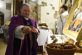 Kustosz sanktuarium w Tropiu ks. Andrzej Piórek błogosławi orzechy na pamiątkę postu św. Świerada.