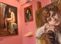 W sali Muzeum Okregowego w Nowym Sączu zebrano najbardziej reprezentatywne dla Barbackiego dzieła.