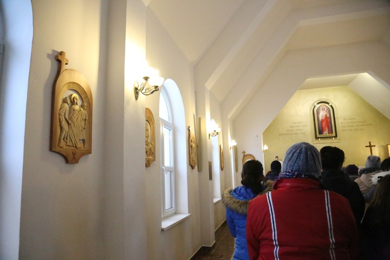 Poświęcenie stacji drogi krzyżowej