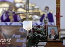 Przed ołtarzem w czasie Mszy św. pogrzebowej postawiono trumnę ze zdjęciem zmarłego.