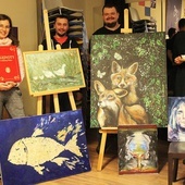 Od lewej: Roksana i Jakub Kubicowie, Szymon Fober i Joanna Kałdan z "Drachmy" przy darach ofiarowanych przez dobroczyńców.