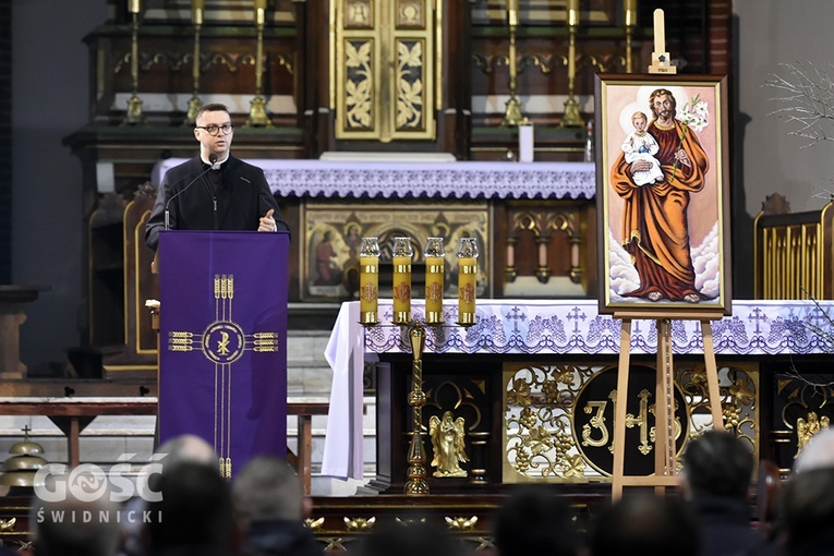 Ks. Radosław Mielczarek w czasie głoszenia konferencji do mężczyzn.