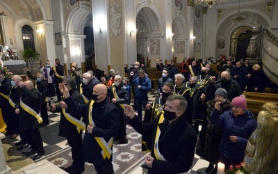 Na każde "Ojcze nasz" uczestnicy wznosili różańce.