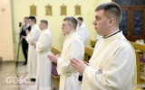 Klerycy w czasie otrzymywania posługi lektoratu.