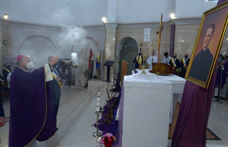 Uroczyste okadzenie relikwii.