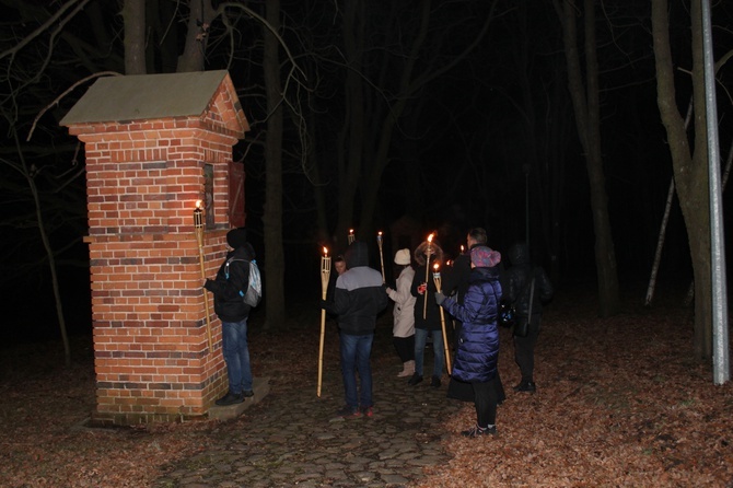 Drogę oświetlały im pochodnie