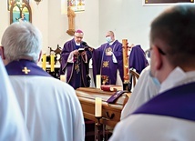 Uroczystościom pogrzebowym przewodniczył  bp Edward Dajczak. 