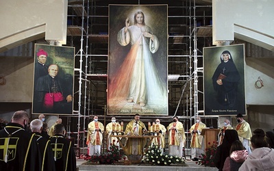 W świątyni i przez środki społecznego przekazu modlono się w Płocku i na całym świecie.